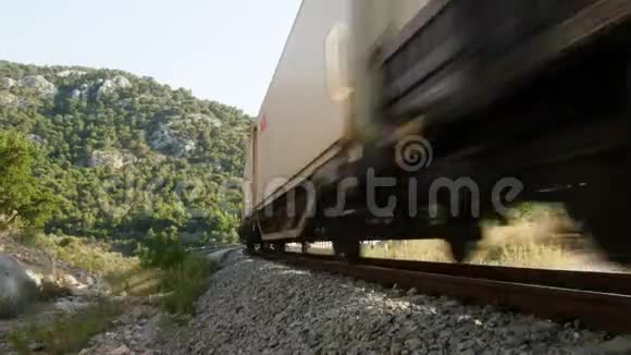 过广角视野的集装箱列车视频的预览图