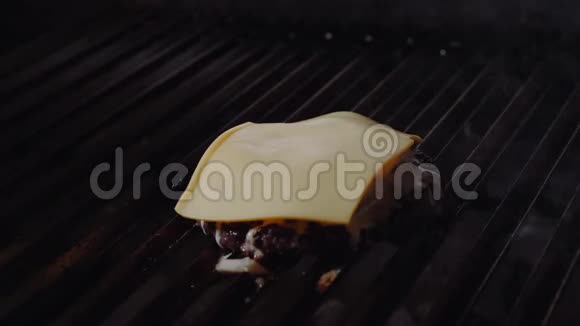 做汉堡的厨师厨师把奶酪融化在汉堡上厨师用吹火把把奶酪融化在肉切片上人融化了视频的预览图