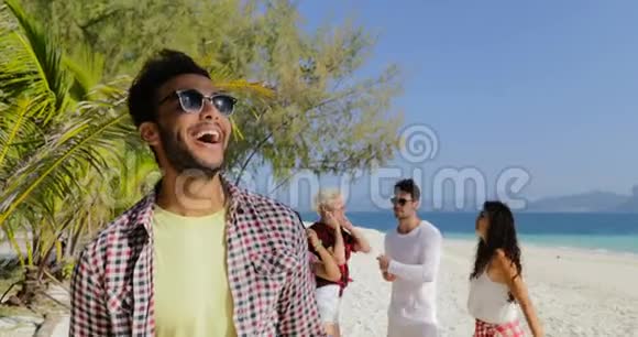 海滩西班牙年轻人快乐的微笑摘下太阳眼镜快乐的男人和女人一起跳舞的朋友视频的预览图