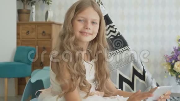 家里有平板电脑的小女孩玩电脑游戏的小女孩视频的预览图