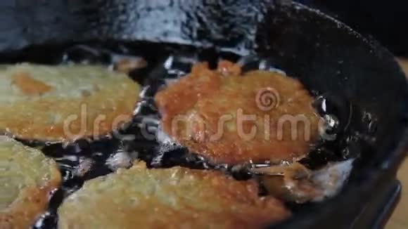 土豆煎饼用植物油煎锅视频的预览图