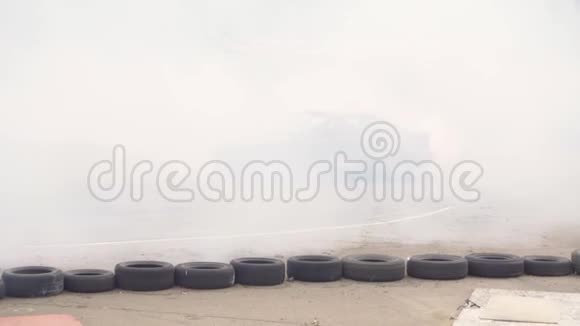 赛车在赛道上燃烧轮胎燃烧产生浓烟视频的预览图