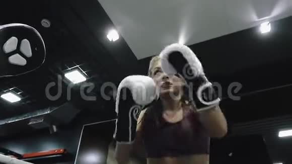 女人正在做跆拳道训练在健身房练习手套上的手拳视频的预览图