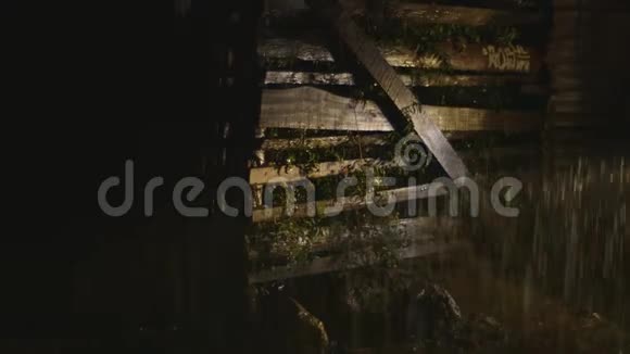 雨水冲击着莫尔斯比的一个有木材围栏的村庄视频的预览图