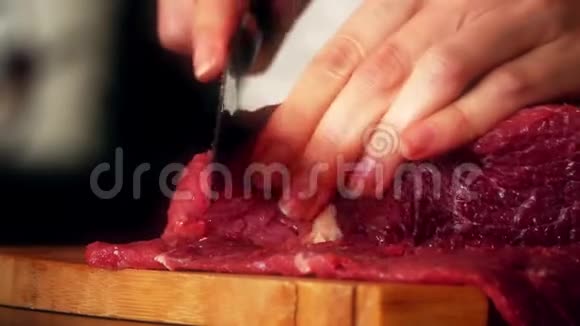 女人在木板上切生牛肉视频的预览图