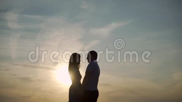 可爱的情侣在日落时亲吻视频的预览图