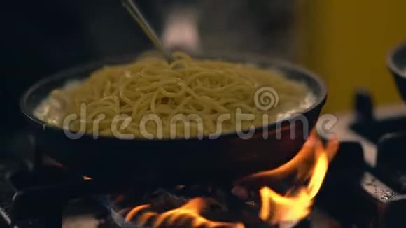 在滚烫的炉火上用酱汁煮着的意大利面视频的预览图
