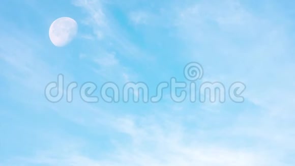 早晨的满月在明亮的天空和云层中快速移动视频的预览图