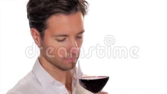 一个英俊的年轻人在喝一杯酒视频的预览图