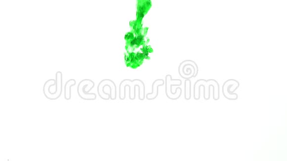 绿色的油滴在水中倾泻下来然后上升到顶部缓慢的运动视频的预览图