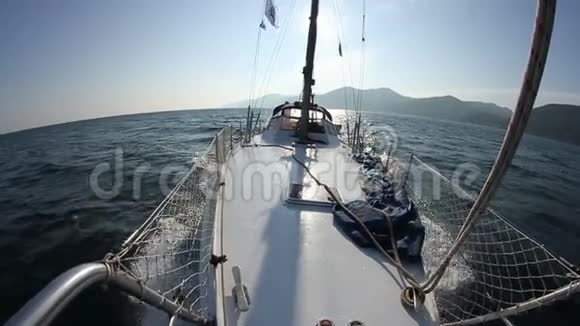 在风浪中航行帆船在贝加尔湖被射中视频的预览图