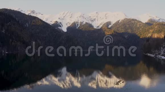 春天里萨高山湖的日落阿布哈兹时间推移视频的预览图