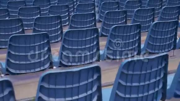 体育场空的蓝色塑料座椅视频的预览图
