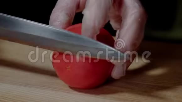 做汉堡的厨师特写男人的手切番茄做汉堡包视频的预览图