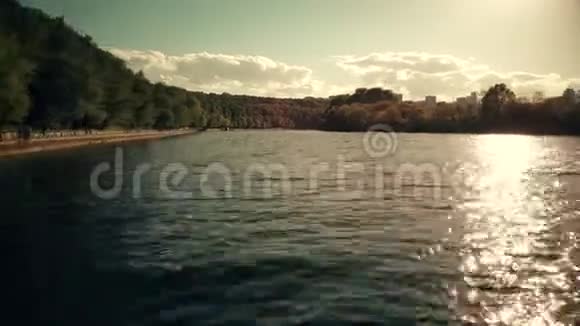 阳光明媚的莫斯科河和菲利公园河畔视频的预览图