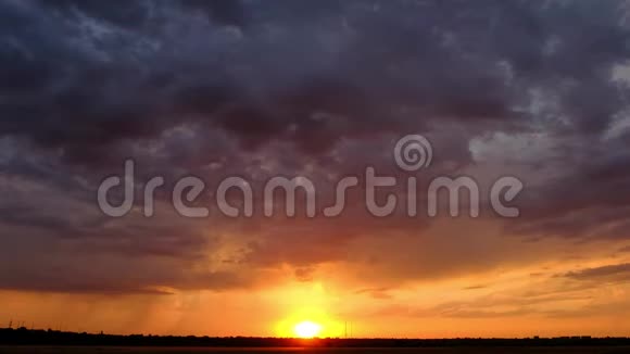 天空中满是云彩的日落景色视频的预览图
