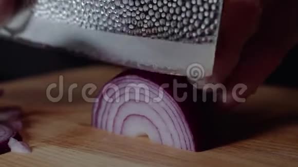 做汉堡的厨师男人切洋葱快速切菜半环洋葱低头煎双手视频的预览图