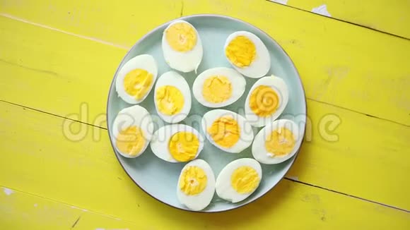 在蓝色陶瓷盘上煮鸡蛋复活节假期的概念视频的预览图