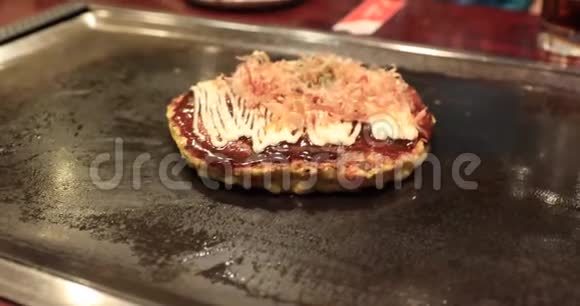大阪一家餐馆里的冈子崎烹饪视频的预览图