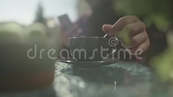 男性手在杯子里搅拌咖啡视频的预览图