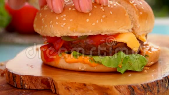 刀切成半个美味的汉堡视频的预览图