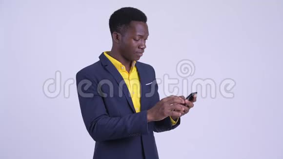 年轻快乐的非洲商人用电话得到好消息视频的预览图