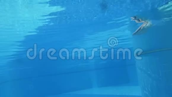 在水下慢动作游泳的人健康健身理念视频的预览图
