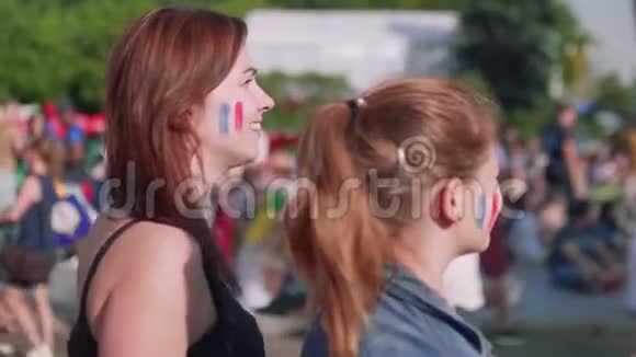 足球比赛时两位女球迷为法国队加油侧视图视频的预览图
