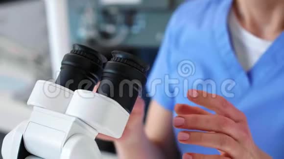 在牙科显微镜下观察牙医视频的预览图