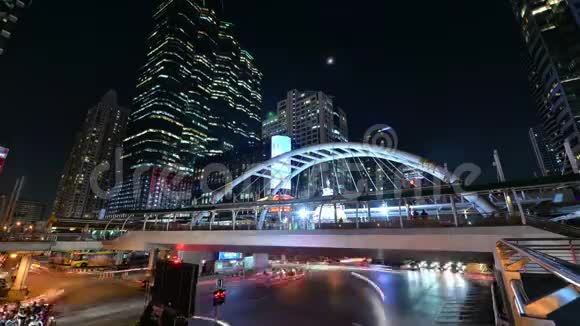曼谷市中心广场崇农寺夜间公共天空行走的时间推移视频的预览图