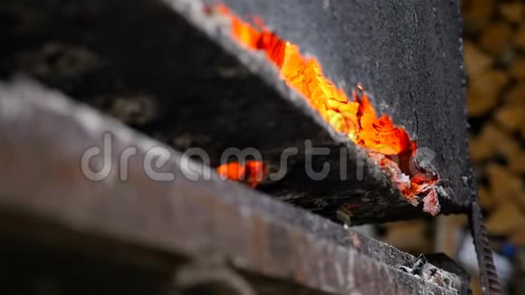 烧焦的钢红色的铁水燃烧木柴视频的预览图