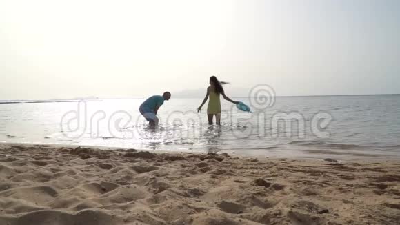 快乐的一家人在海洋中嬉戏泼水在热带岛屿上度假的游客视频的预览图