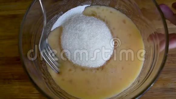 在家里用糖和面粉的鸡蛋捏面团视频的预览图