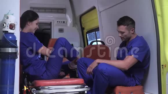 护士和士兵晚上坐在救护车里视频的预览图