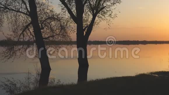 夏日湖面日落全景视频的预览图