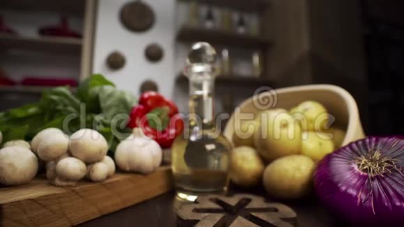 厨房的餐桌上摆着五颜六色的蔬菜家里做饭用的食材土豆蘑菇胡椒和洋葱视频的预览图
