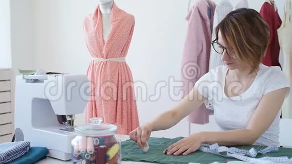 服装设计师裁缝和时装概念工作室工作场所的女服装设计师视频的预览图