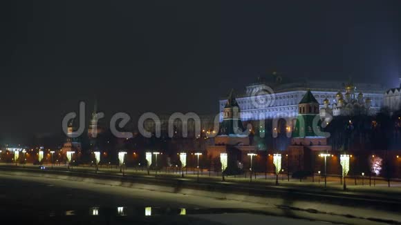 莫斯科河上覆盖着冰堤岸克里姆林宫的墙冬夜4K视频的预览图