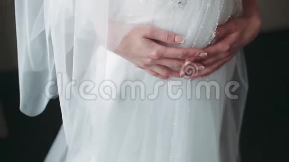 双手女孩大花边白色婚纱的新娘关门视频的预览图
