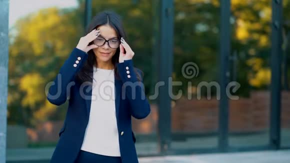 年轻成功的女商人戴着眼镜看着镜头职业女性经理视频的预览图