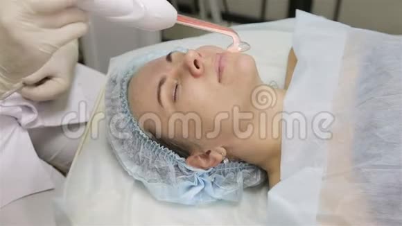 在美容诊所接受面部美容治疗的妇女视频的预览图