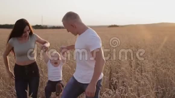 在金色麦田里幸福的一家人视频的预览图