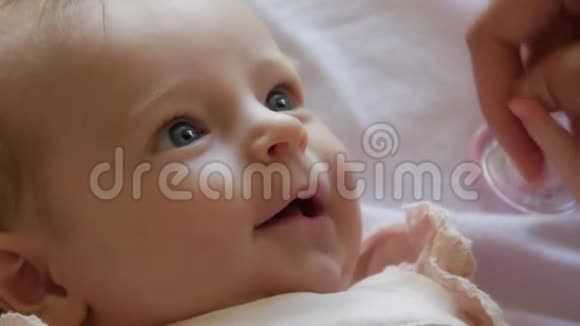 一个可爱的婴儿的肖像谁试图交流视频的预览图