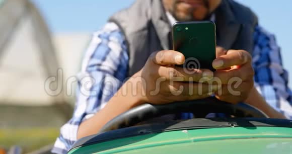 男子使用手机蓝莓农场4k视频的预览图