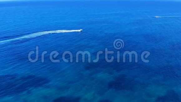 空中全景从上面的水上观光人和摩托艇视频的预览图