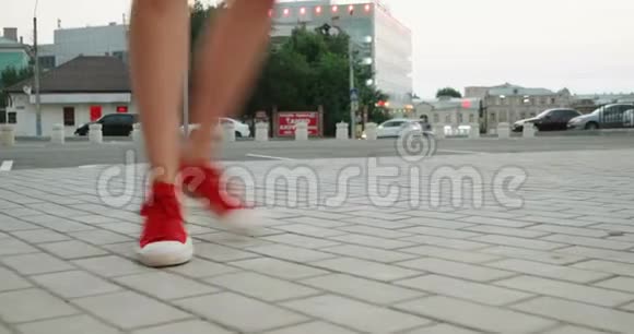 穿运动鞋的女孩玩得很开心视频的预览图