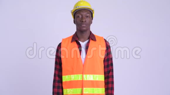年轻快乐的非洲男子建筑工人双臂交叉微笑视频的预览图