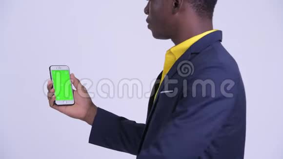 非洲年轻商人使用电话的后视图视频的预览图