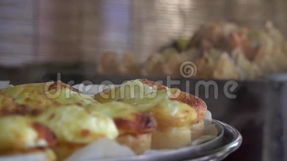 在首尔街出售热蛋面包的循环电影院亚洲菜中的传统松饼视频的预览图