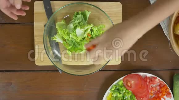 有健康意识的年轻女酋长抛出一份美味的有机绿色沙拉视频的预览图